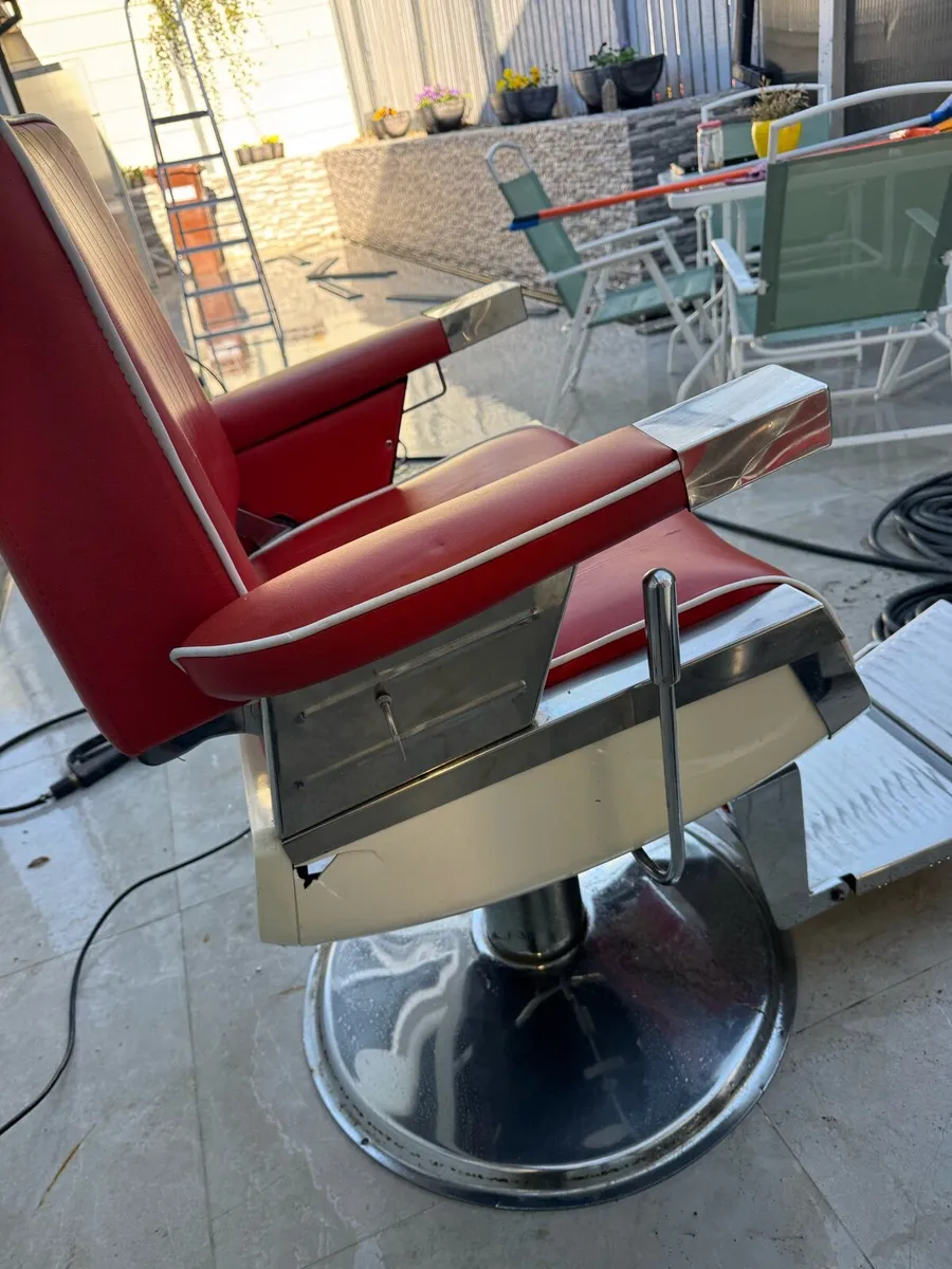 VINTAGE REM BARBER CHAIR - Image 2
