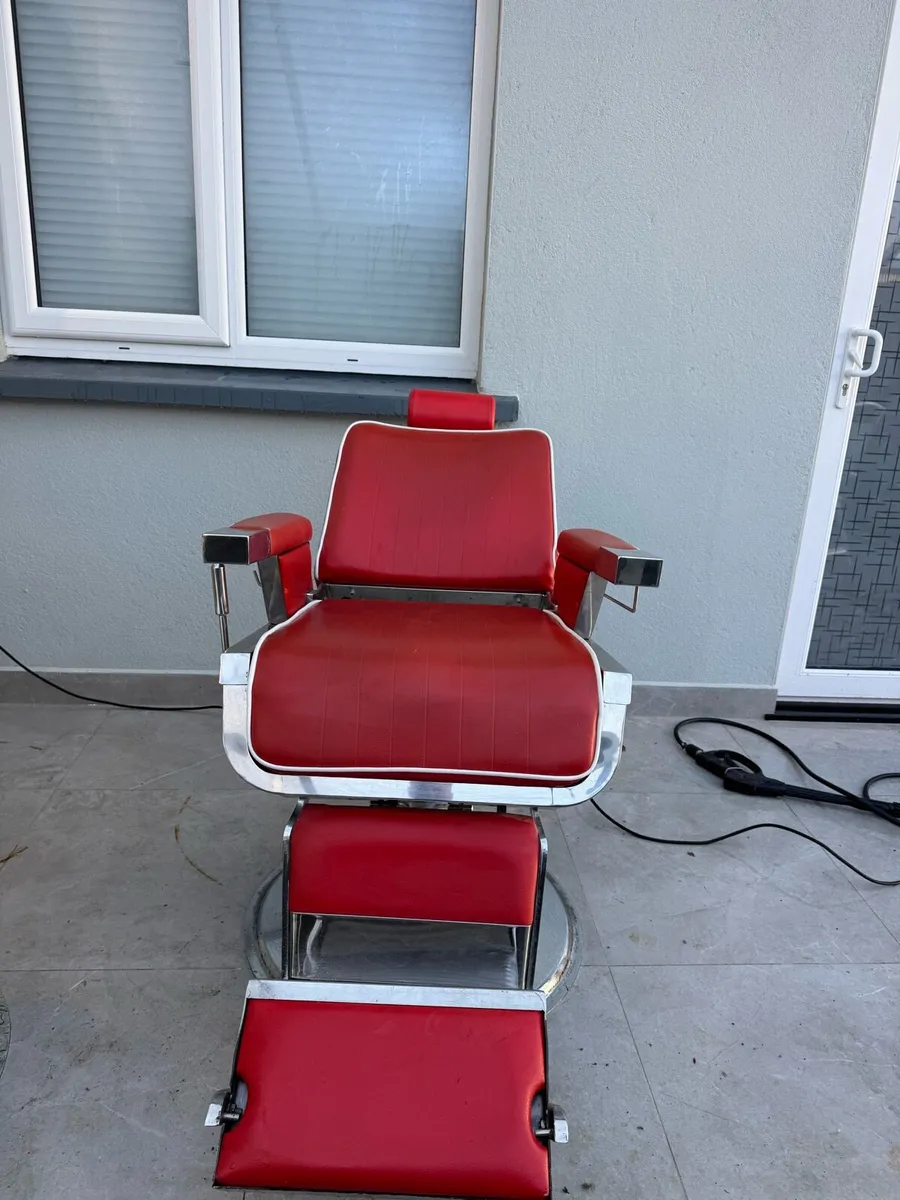 VINTAGE REM BARBER CHAIR - Image 4