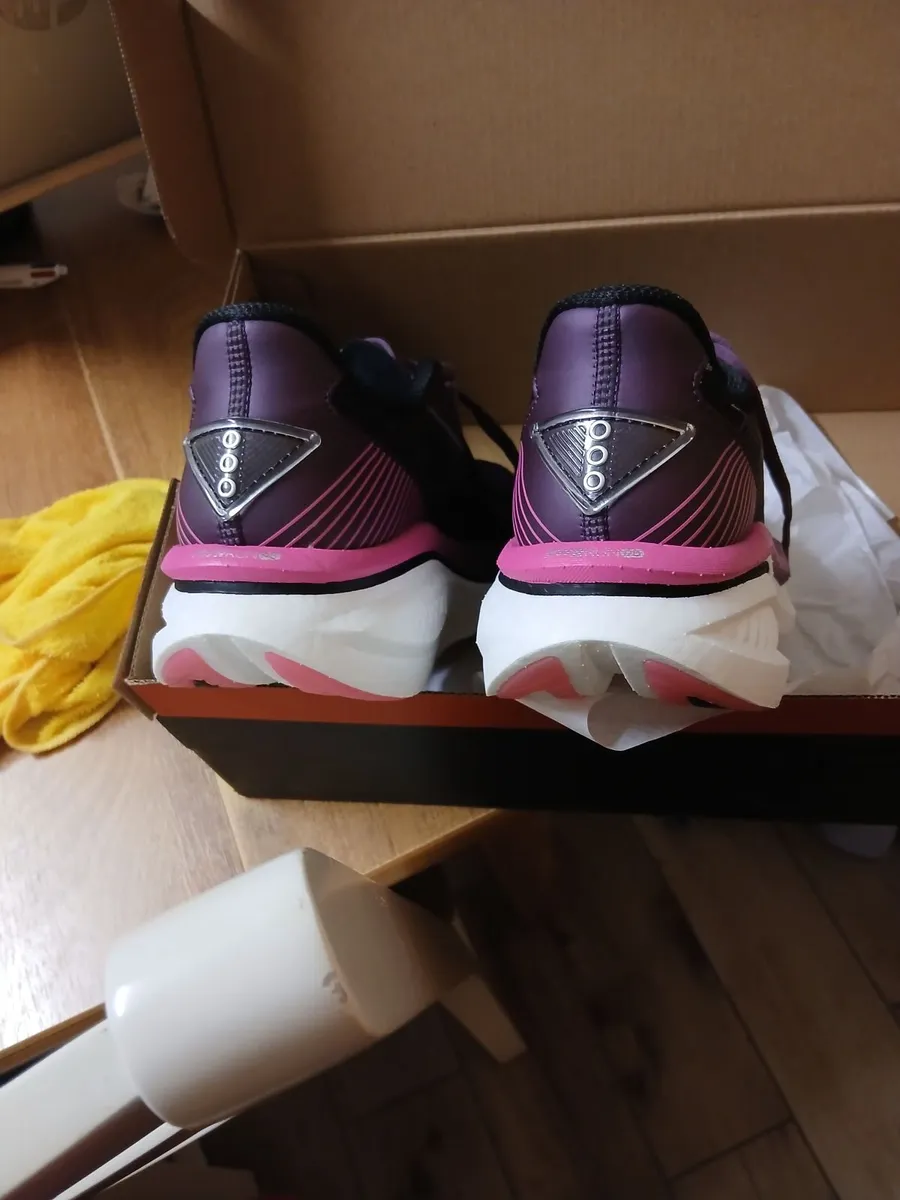 Ladies runners  saucony brand.  Size 5. - Image 3
