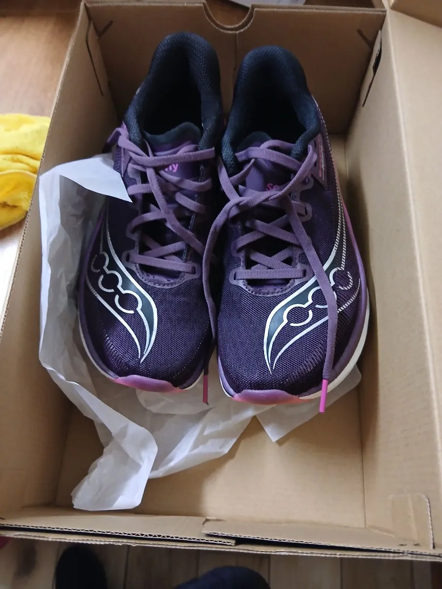 Ladies runners  saucony brand.  Size 5. - Image 4
