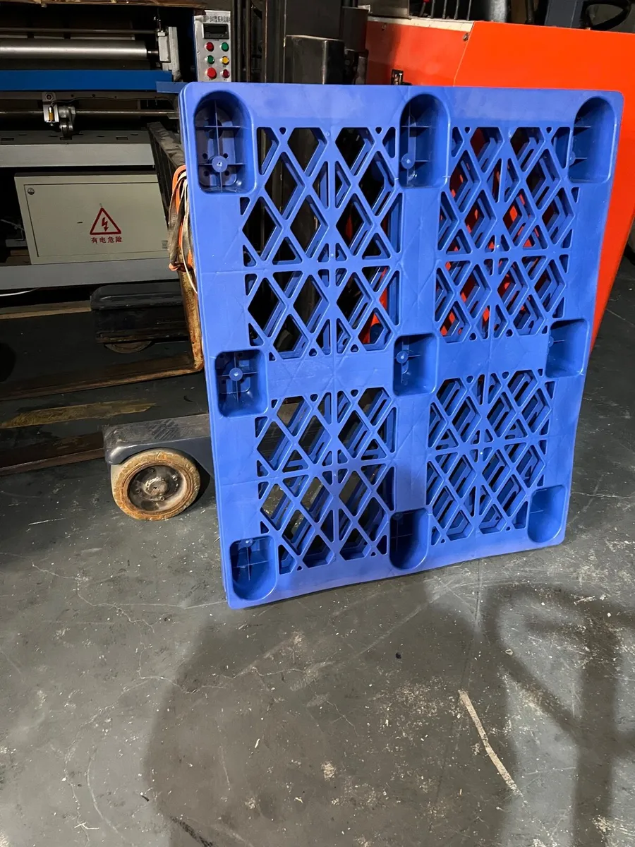 Plastic pallets - Image 1