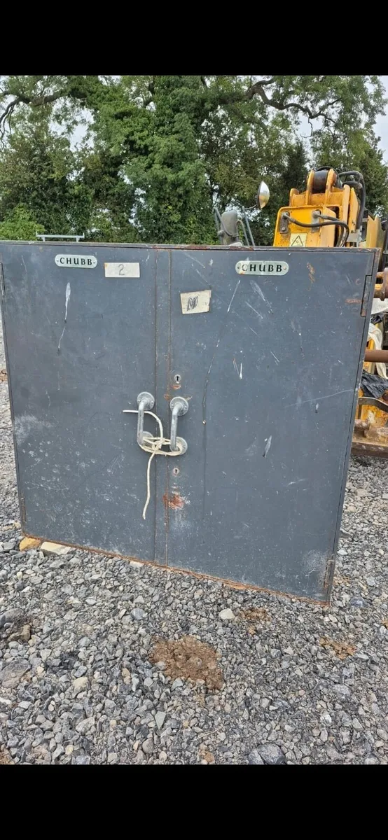 Safe, chubb storage, lockable units, Road plate - Image 1