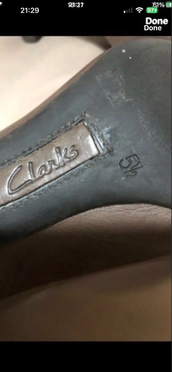Ladies Clark’s leather shoes size 5.5 €15 - Image 3