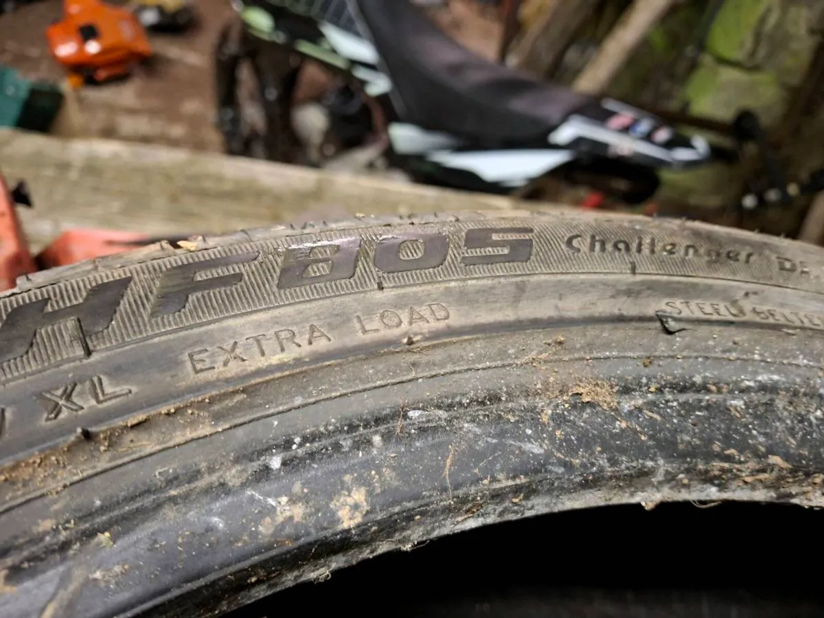 Tyre 225/40R/19 HF 805 - Image 3