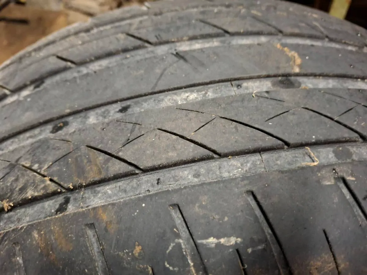 Tyre 225/40R/19 HF 805 - Image 4