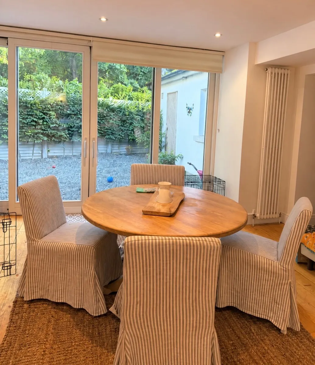 Table and chairs - Image 1