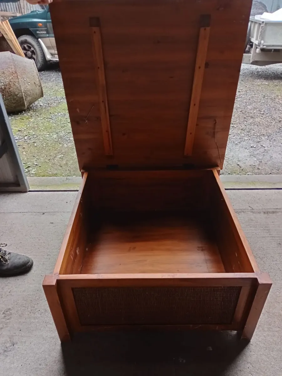 Table and storage box - Image 3