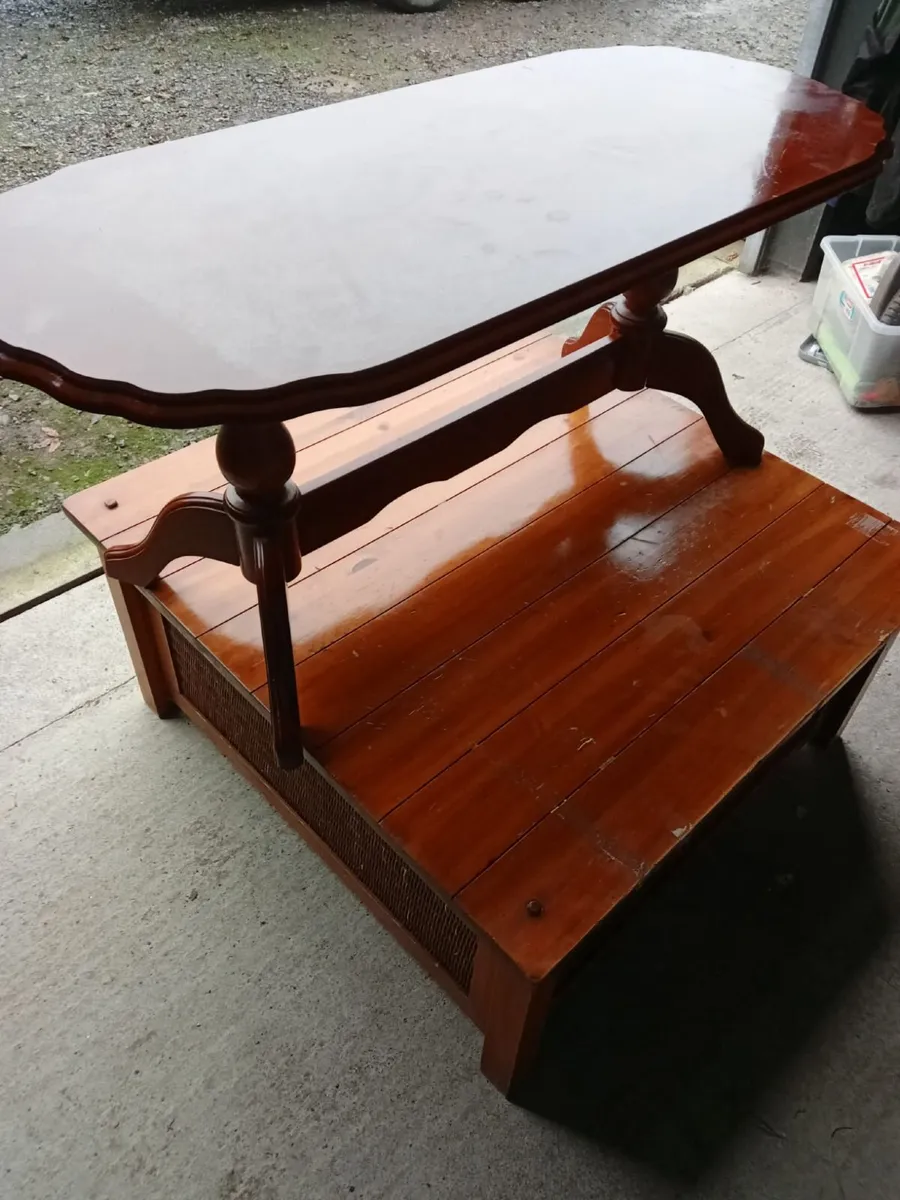 Table and storage box - Image 1