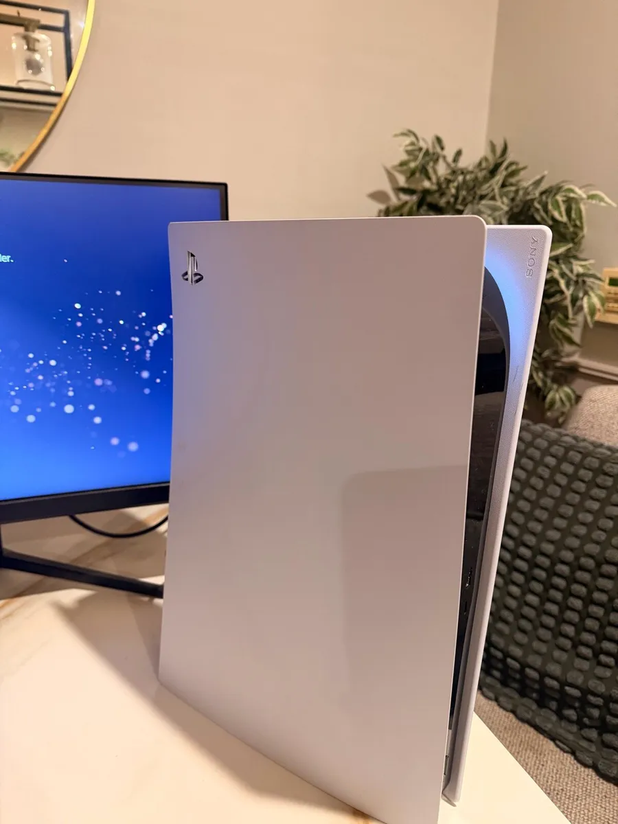 PS 5 digital and gaming monitor - Image 1