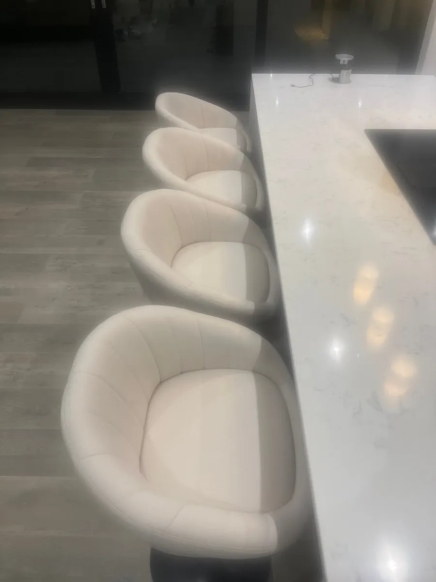 4 breakfast bar stools - Image 1