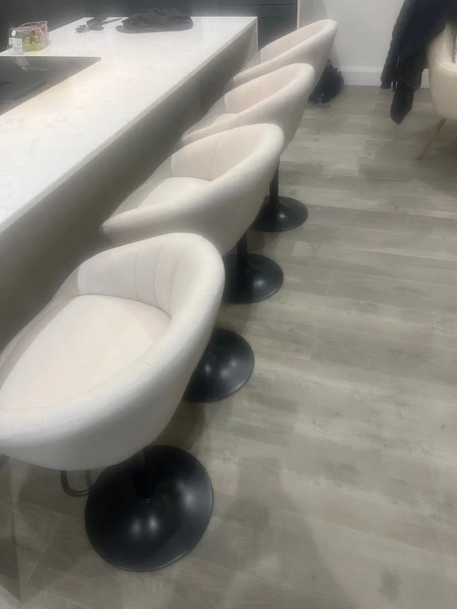 4 breakfast bar stools - Image 2