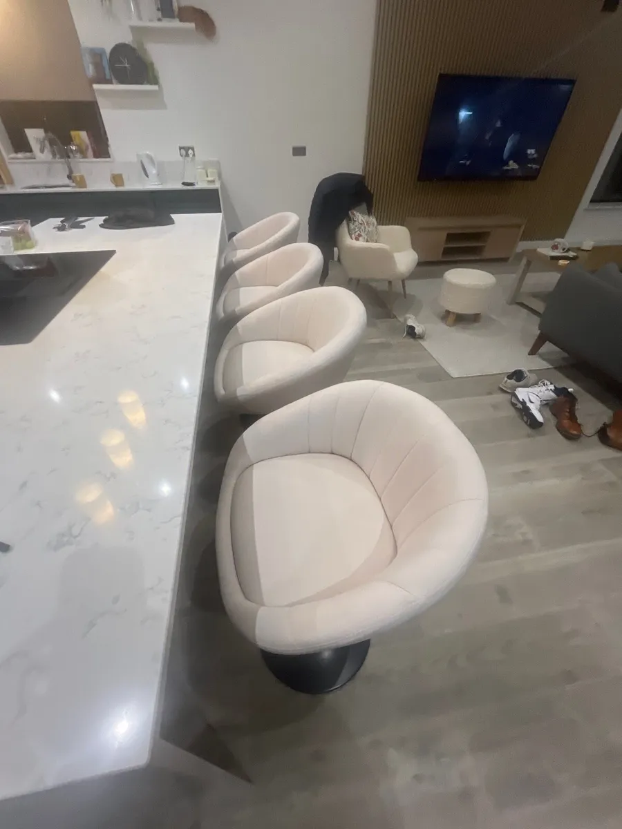 4 breakfast bar stools - Image 3
