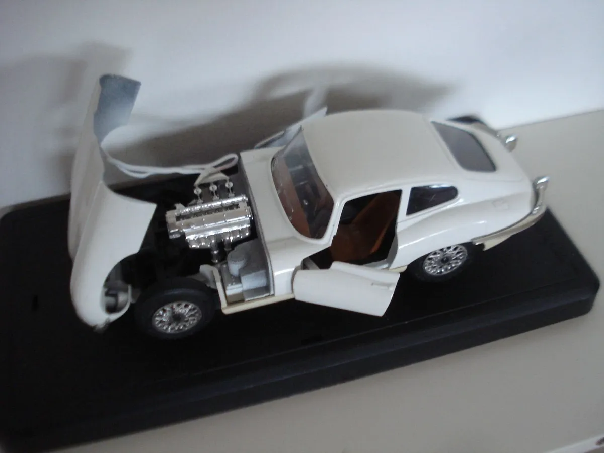 MAJORETTE LARGE JAGUAR E-TYPE COUPE. 1/24 SCALE. - Image 2