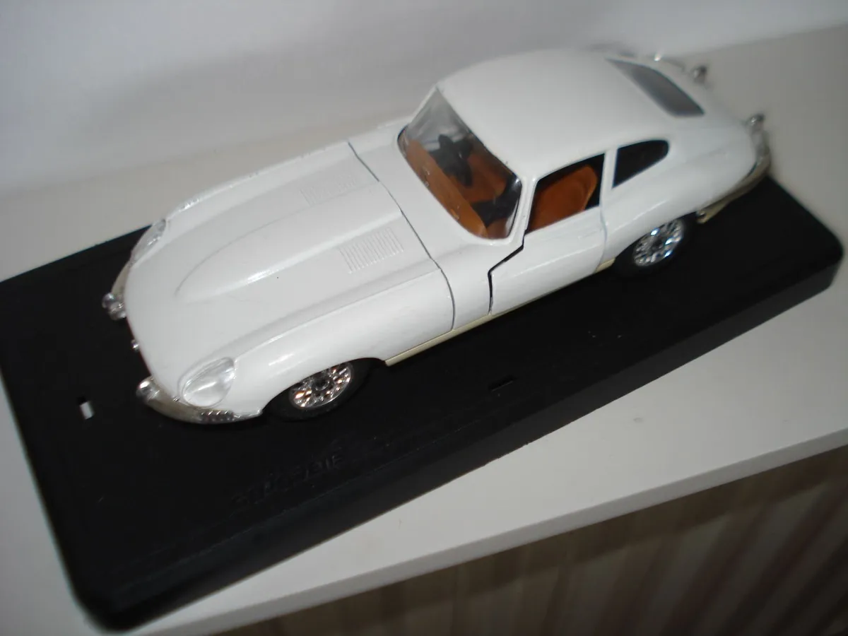 MAJORETTE LARGE JAGUAR E-TYPE COUPE. 1/24 SCALE. - Image 1