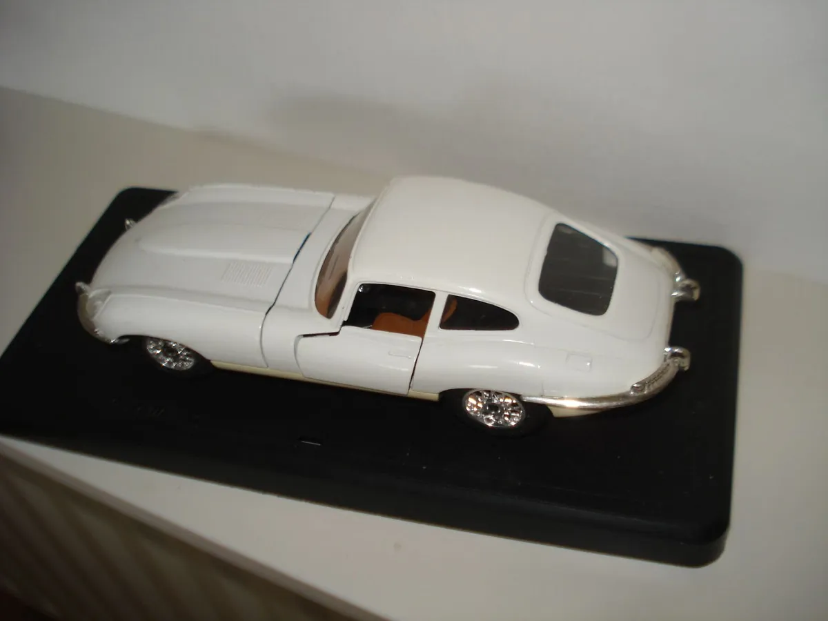 MAJORETTE LARGE JAGUAR E-TYPE COUPE. 1/24 SCALE. - Image 3