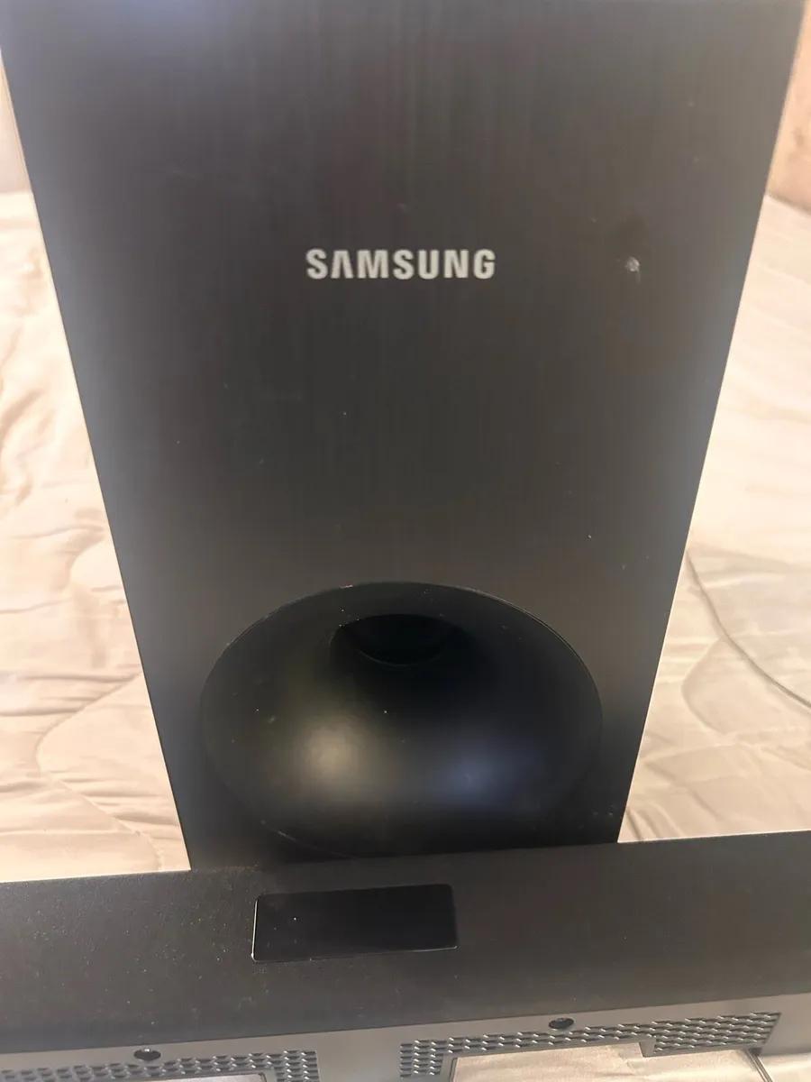 Soundbar and subwoofer - Image 1