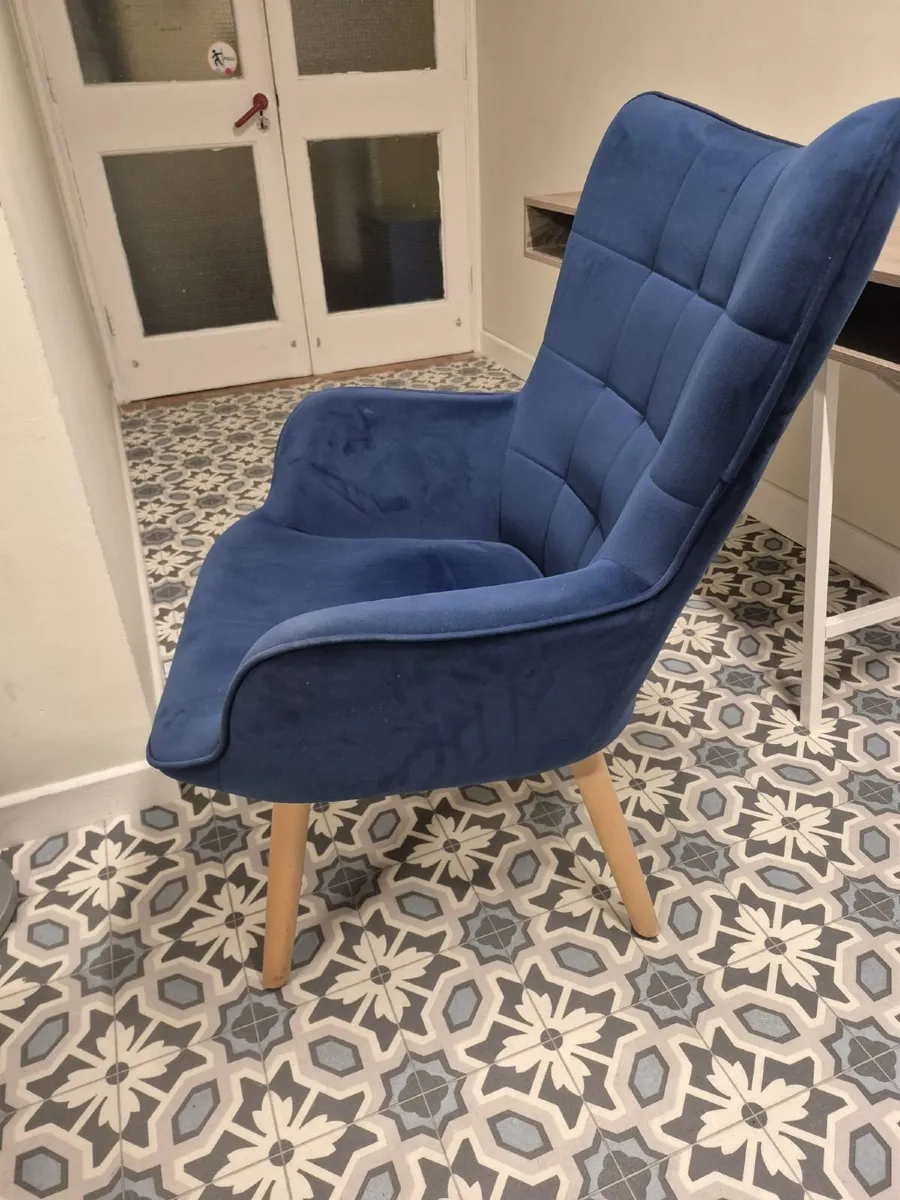Navy blue velvet wingback armchair - Image 3
