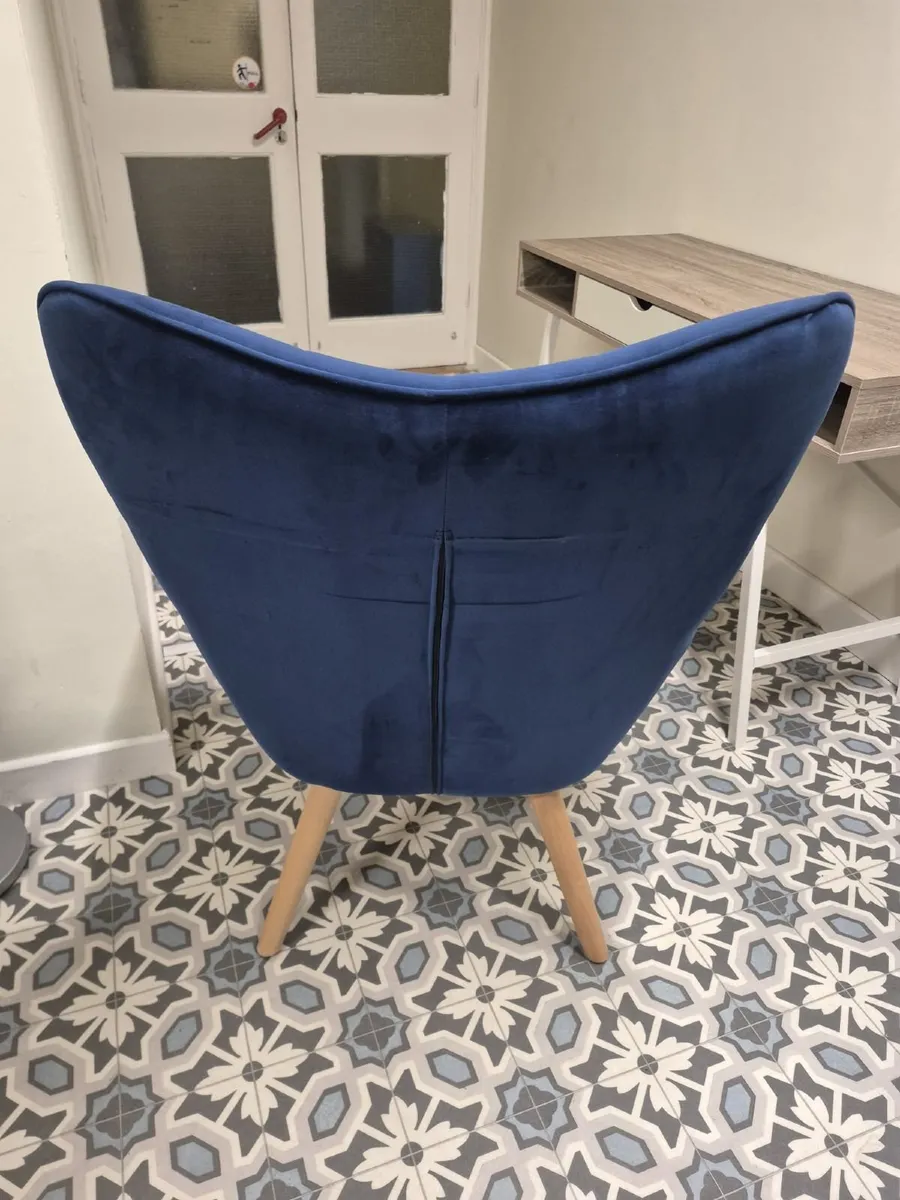 Navy blue velvet wingback armchair - Image 4