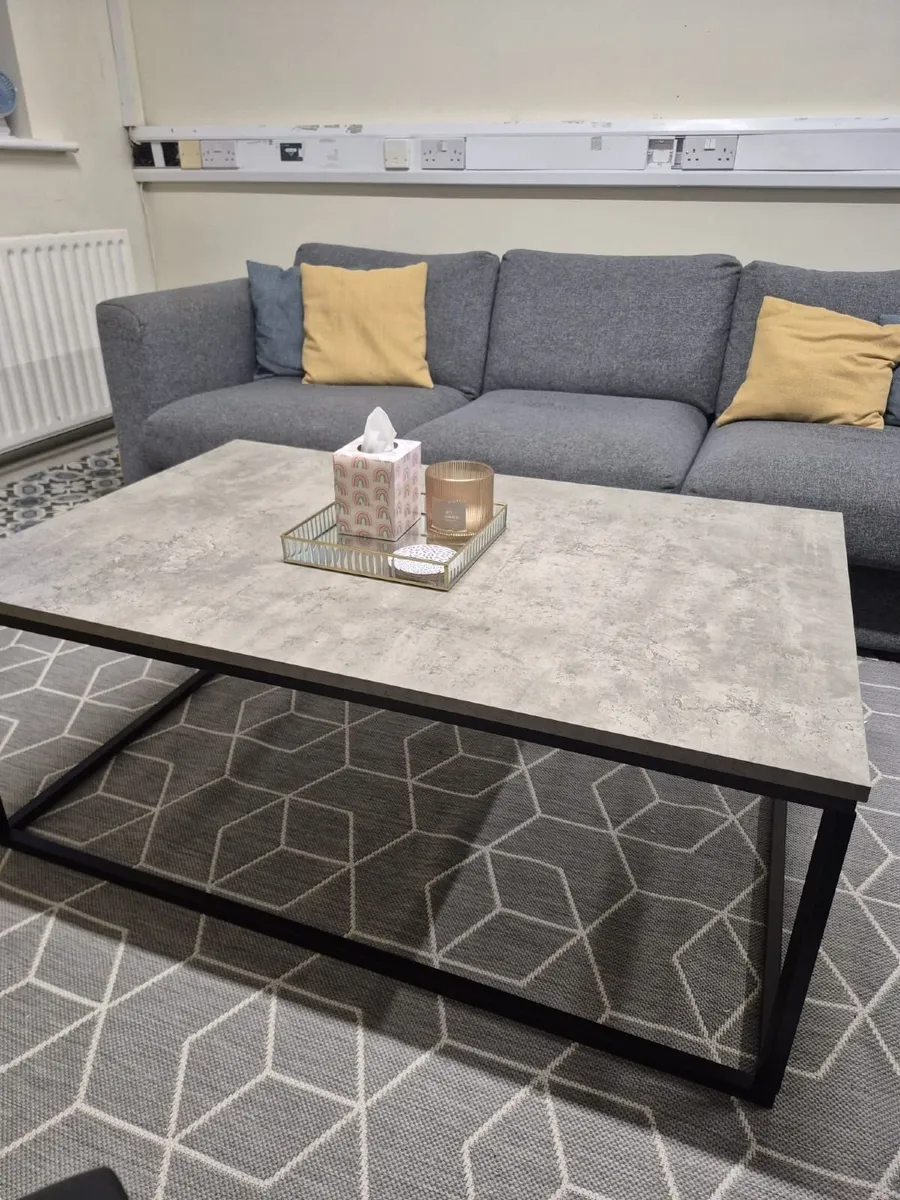 Concrete-effect coffee table & black metal frame - Image 1