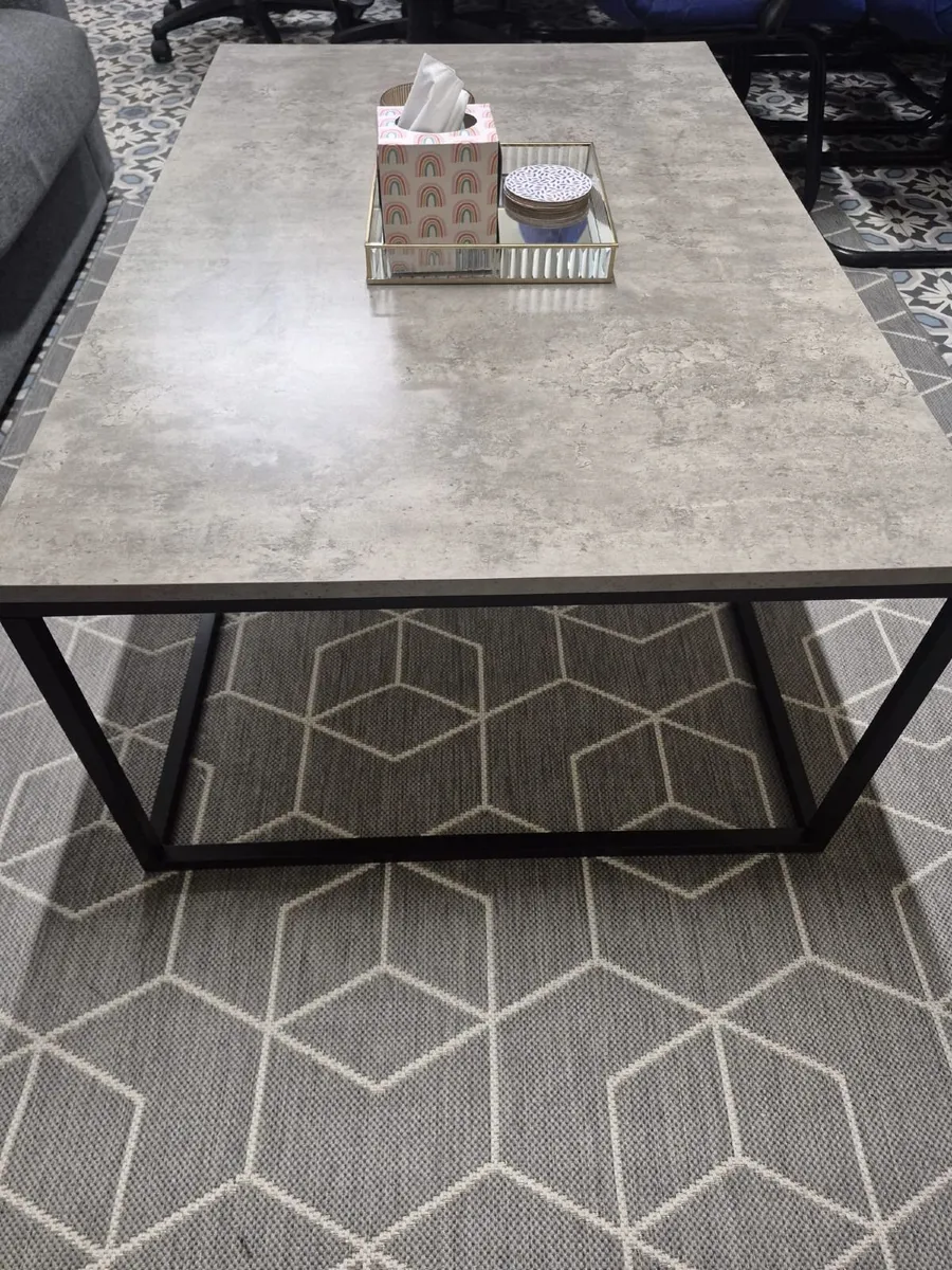 Concrete-effect coffee table & black metal frame - Image 2