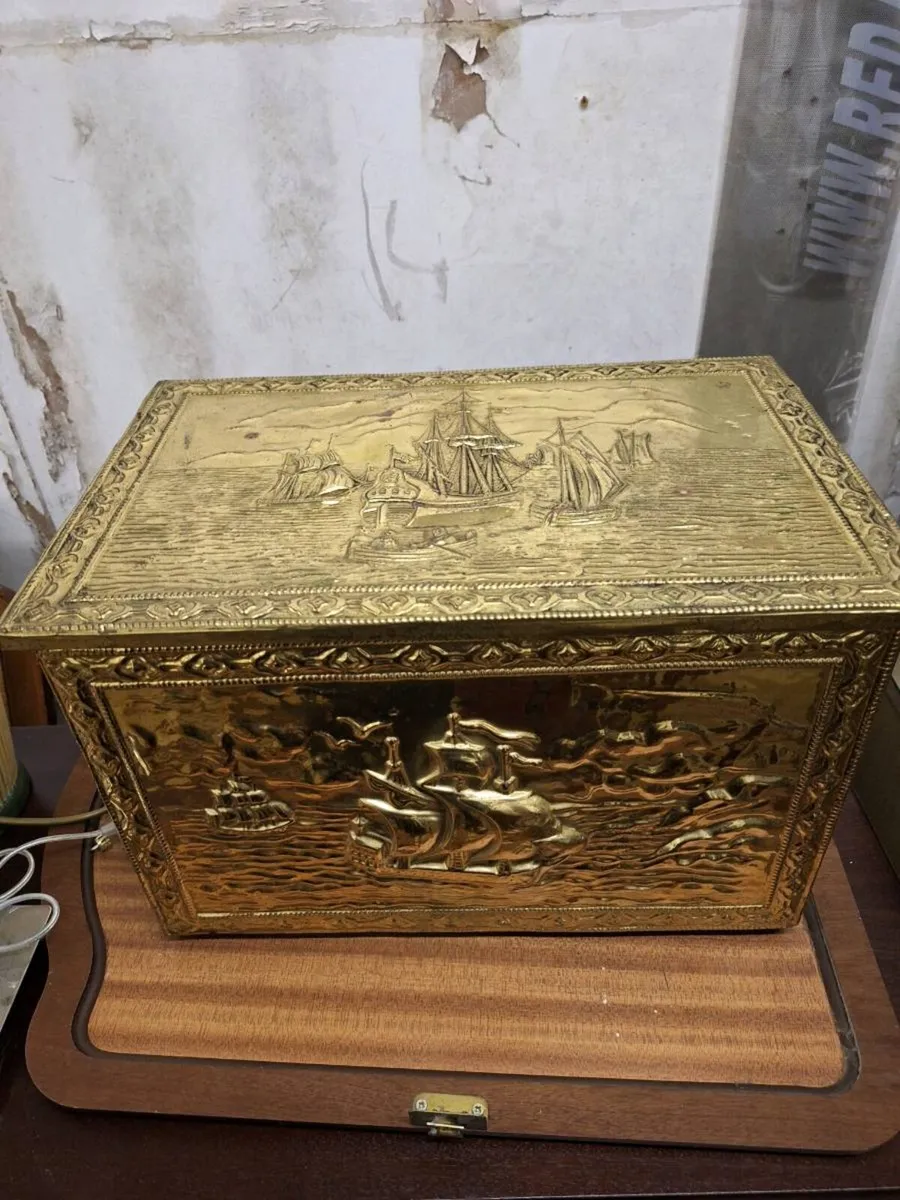 Vintage brass coal scuttle - Image 1