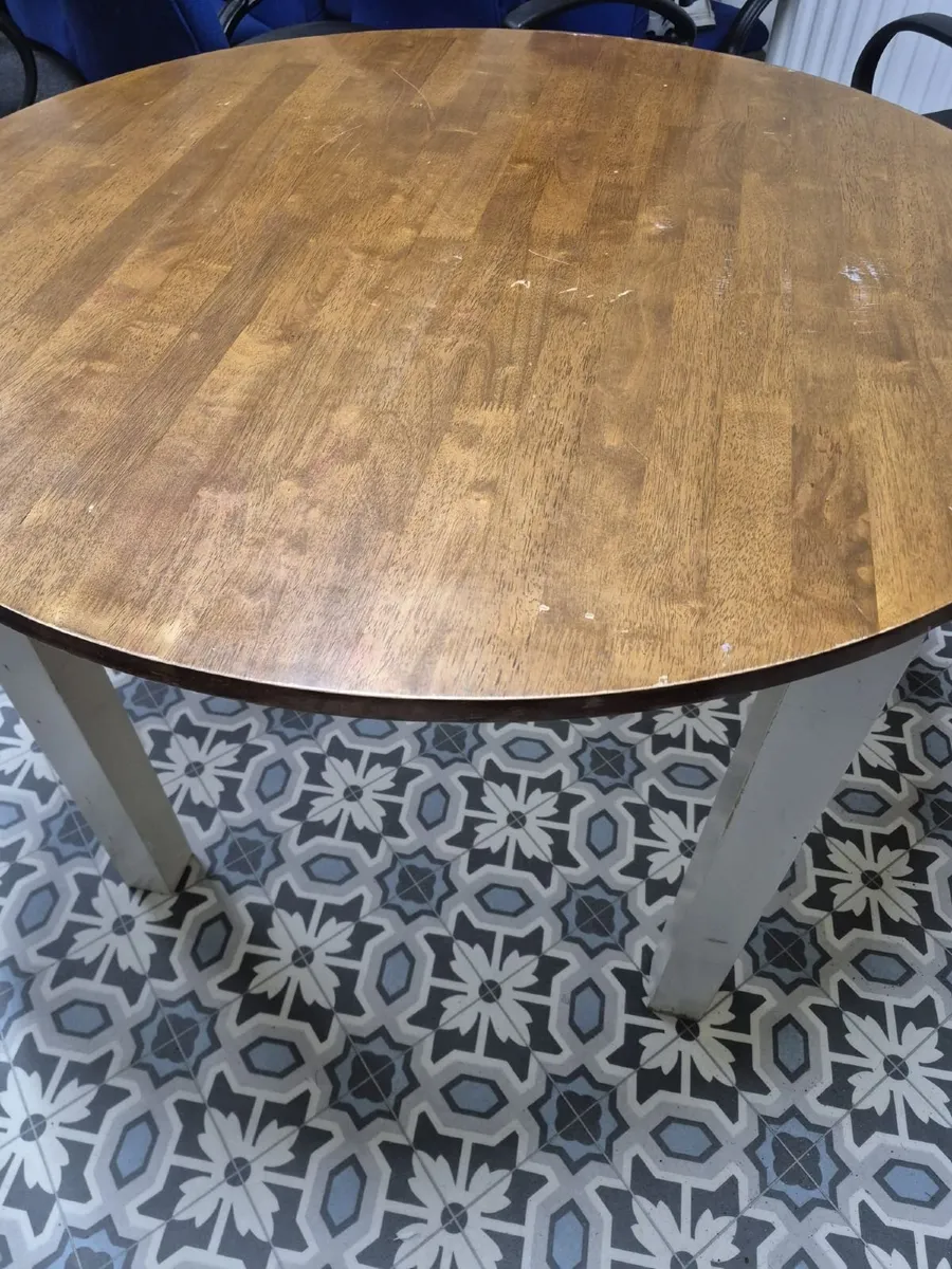 Round wooden dining table with white legs - Image 2