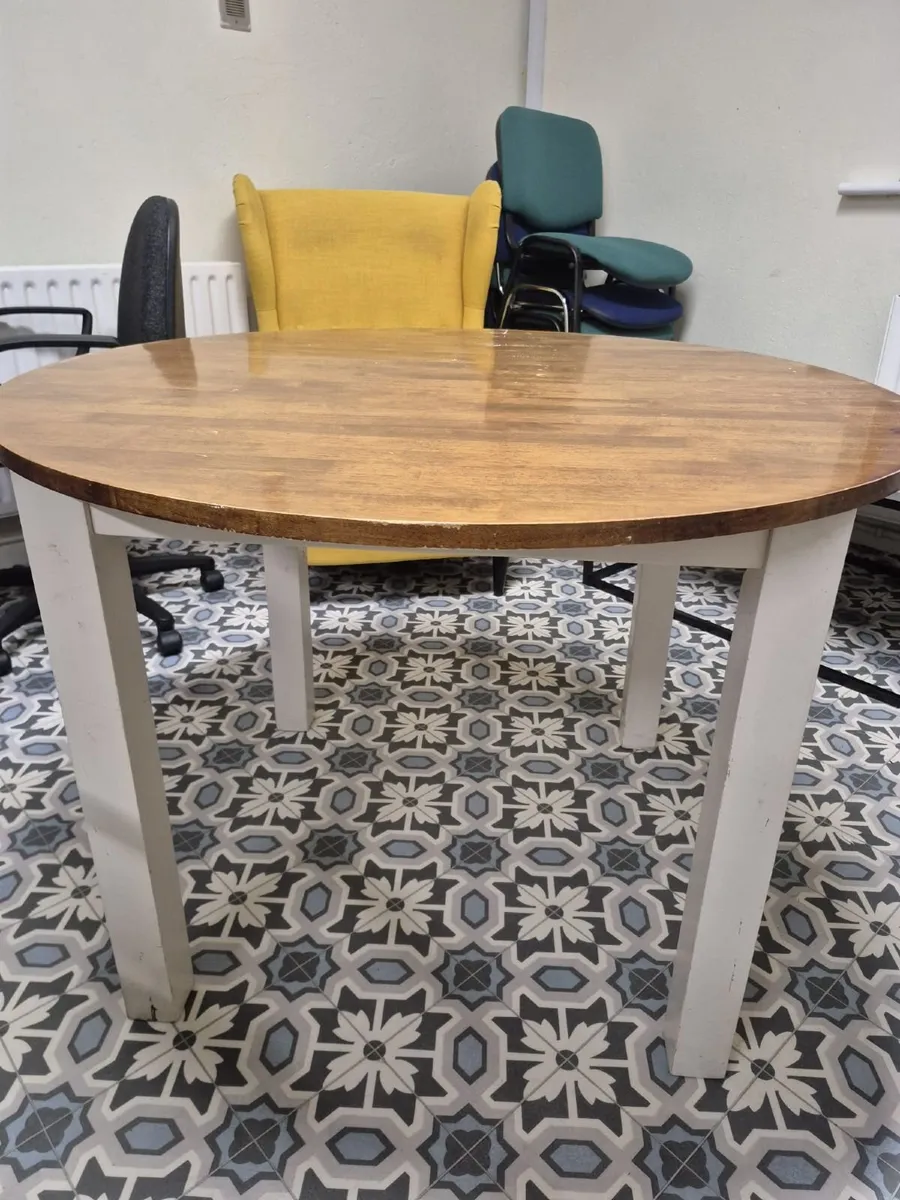 Round wooden dining table with white legs - Image 1