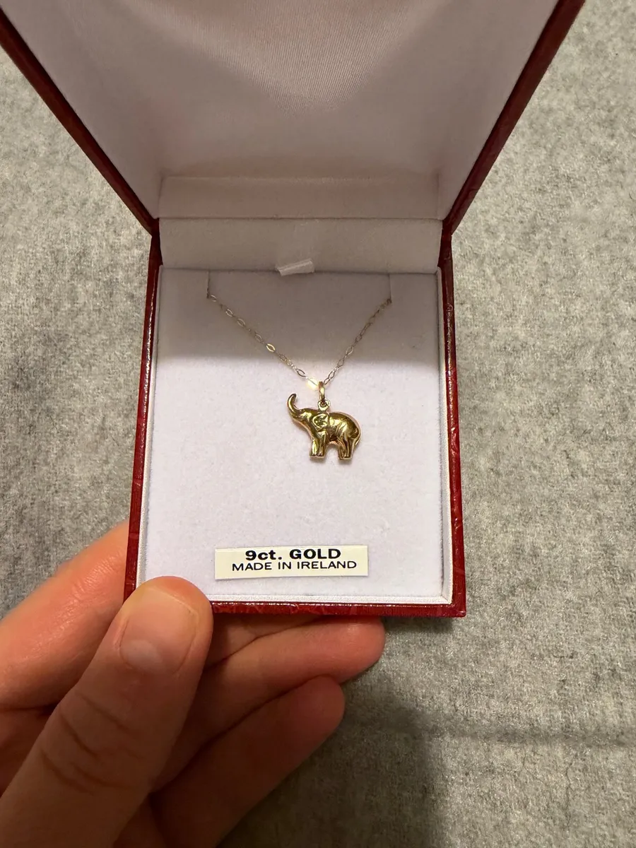 9ct gold elephant pendant and chain necklace - Image 1