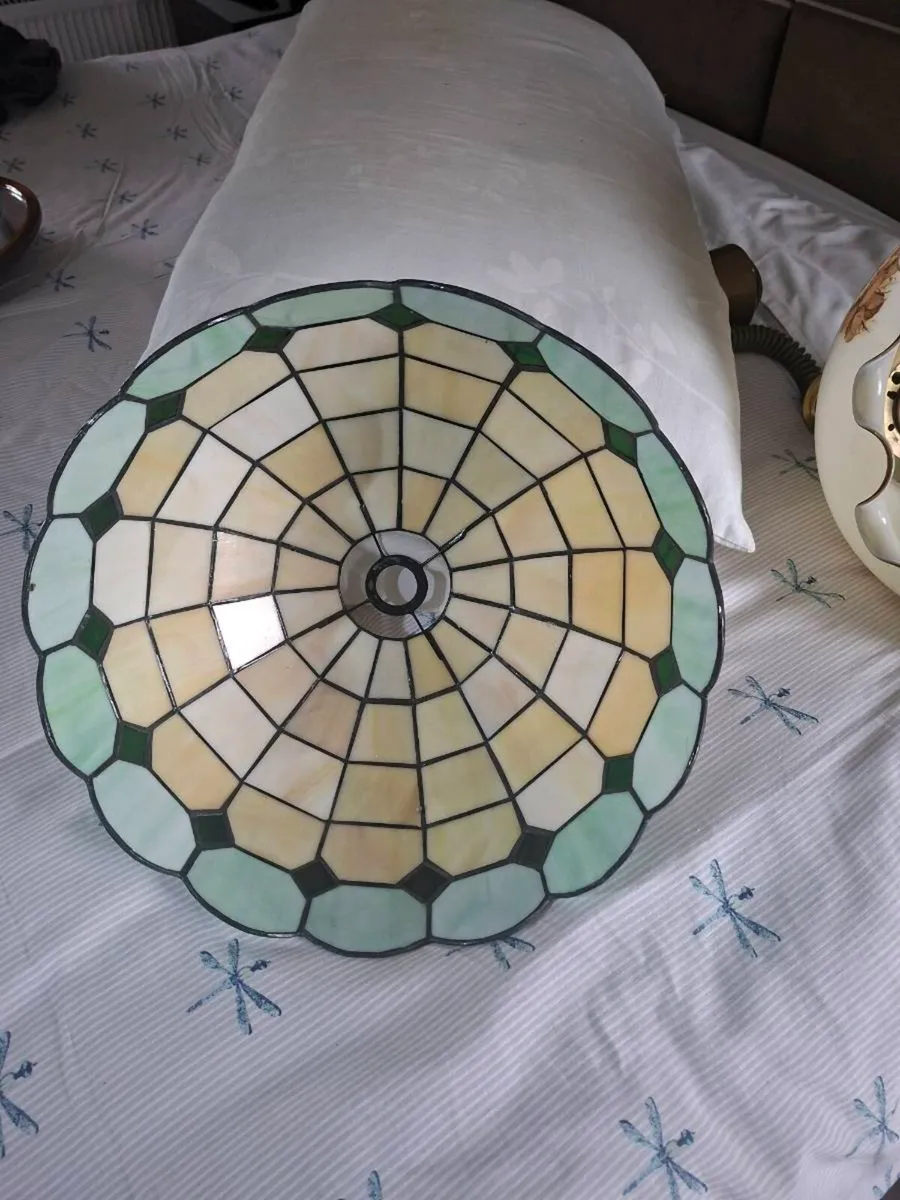 Pendant light and Tiffany style shade - Image 3