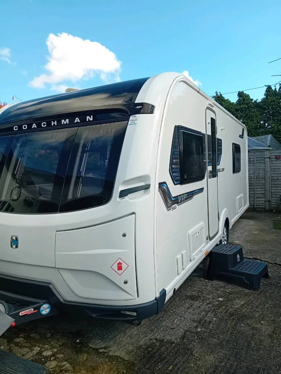 🌟Luxury 2020 coachman VIP 565 fixed single beds🌟 - Image 1