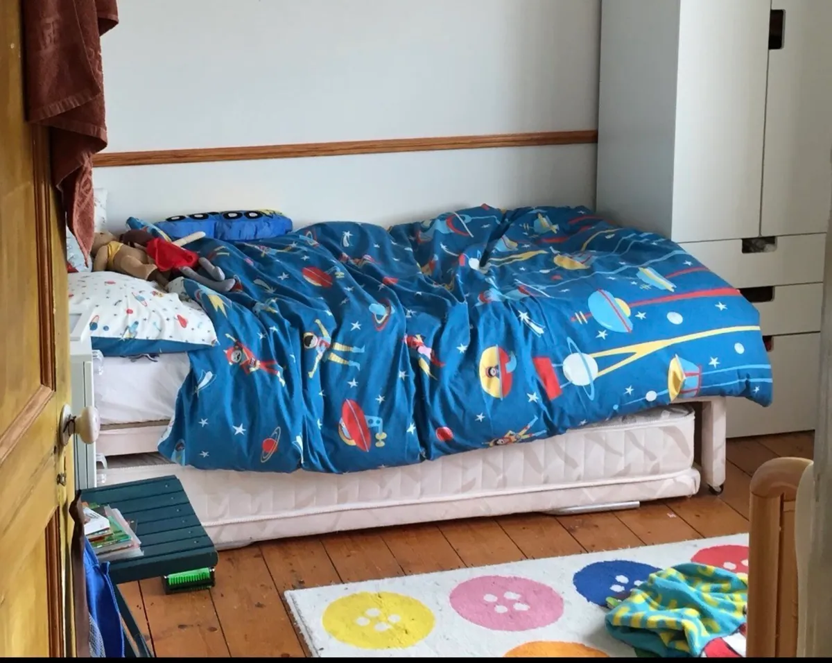 Free- single bed with guest bed - Image 1