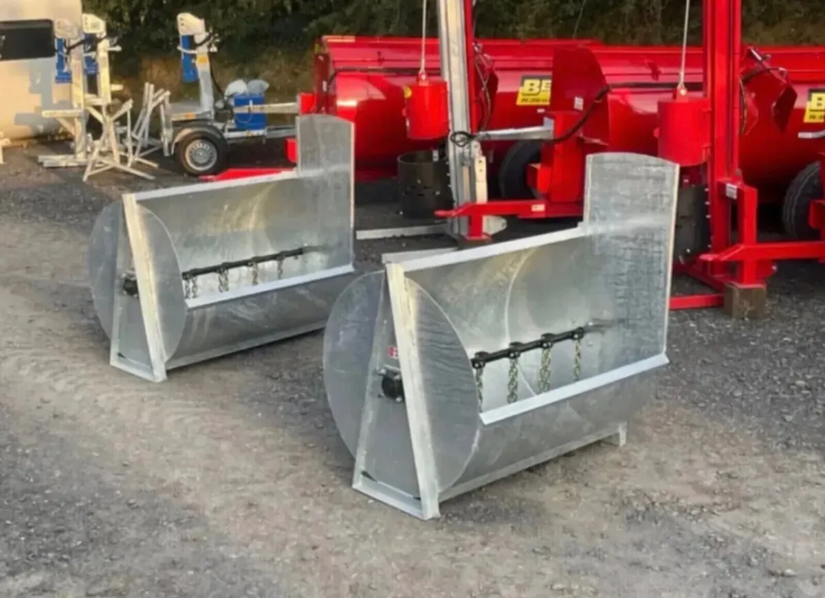 MINI MUCK SPREADERS NEW - Image 2