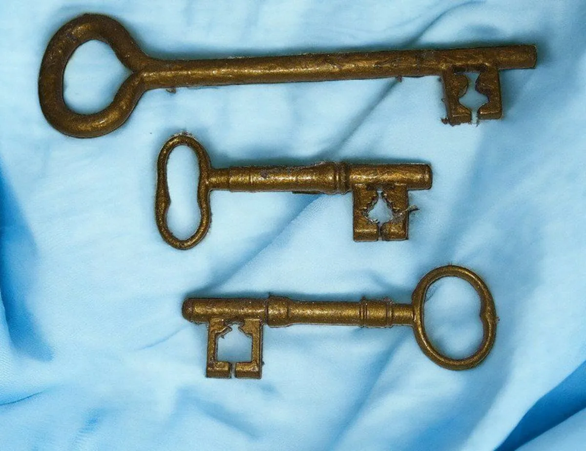 3 Authentic Vintage Skeleton Keys – Large - Image 2