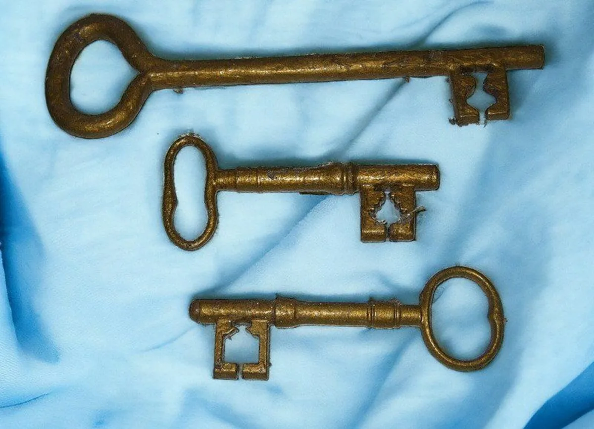 3 Authentic Vintage Skeleton Keys – Large - Image 3