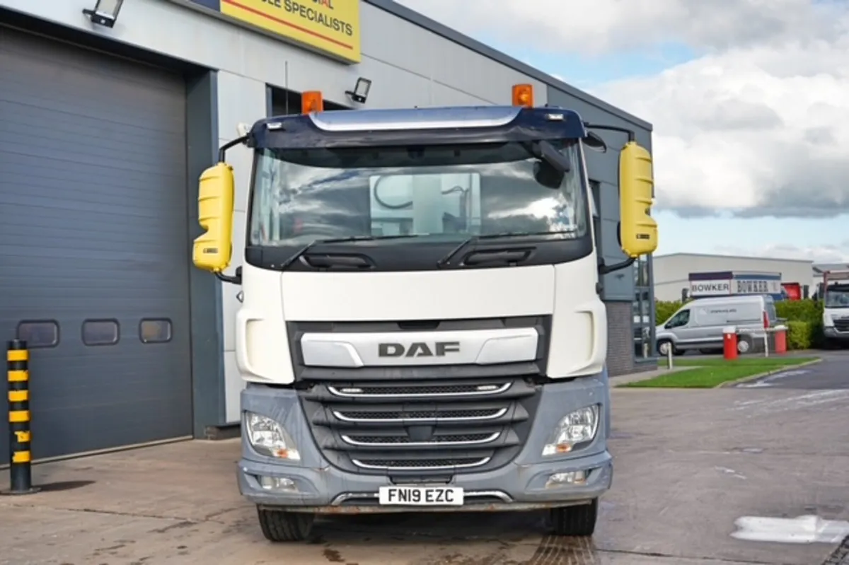2019 DAF CF450 8X4 TIPPER WITH INSULATED TAR BODY - Image 2