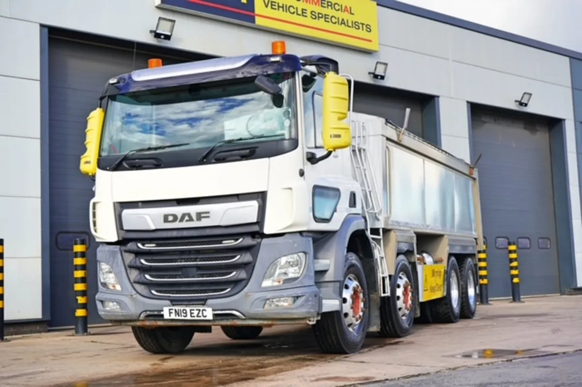 2019 DAF CF450 8X4 TIPPER WITH INSULATED TAR BODY - Image 3
