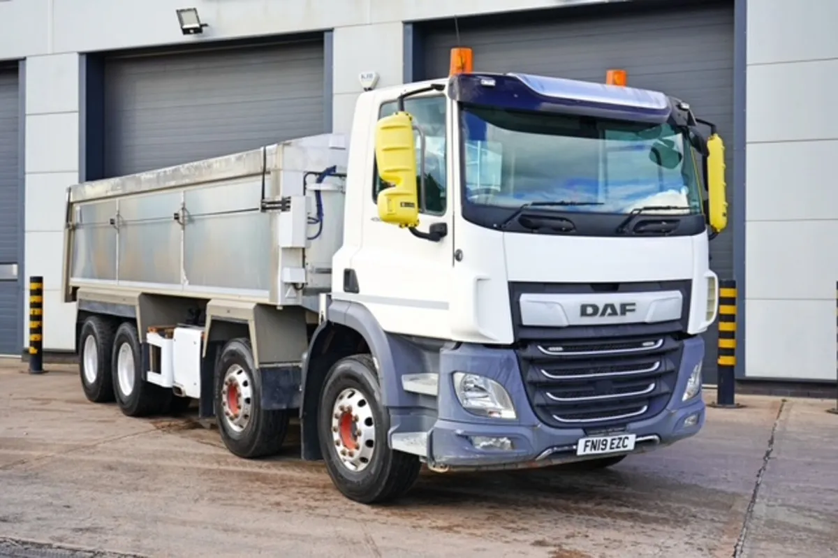 2019 DAF CF450 8X4 TIPPER WITH INSULATED TAR BODY - Image 1