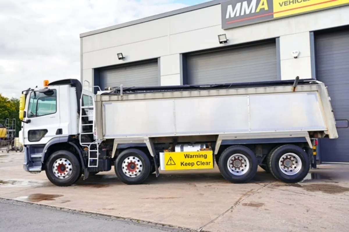 2019 DAF CF450 8X4 TIPPER WITH INSULATED TAR BODY - Image 4