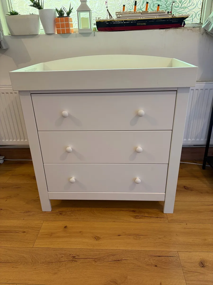 chest of drawer / changing unit - Image 1
