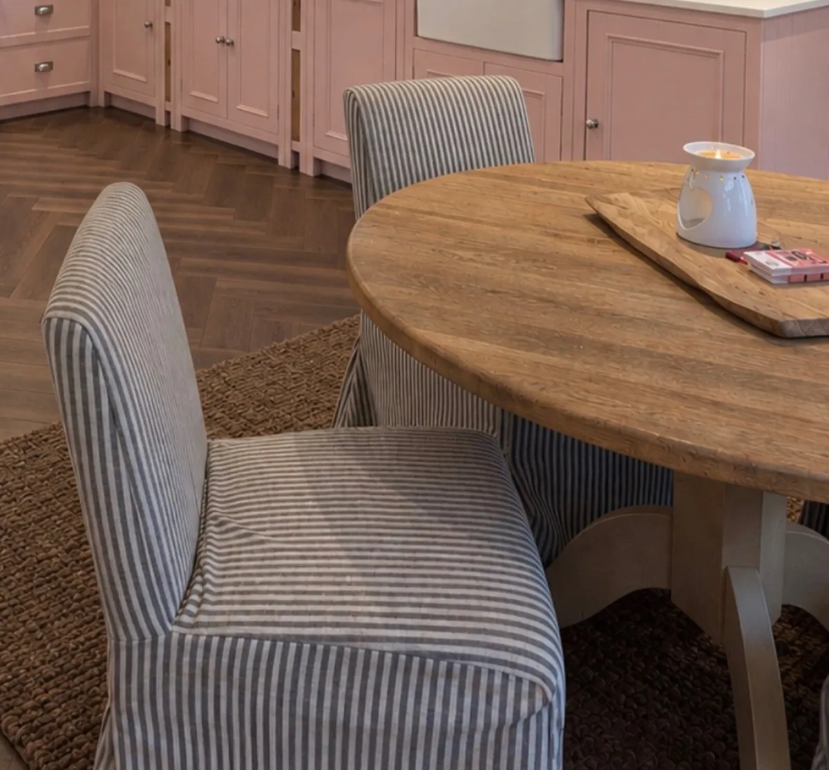Table and chairs - Image 4