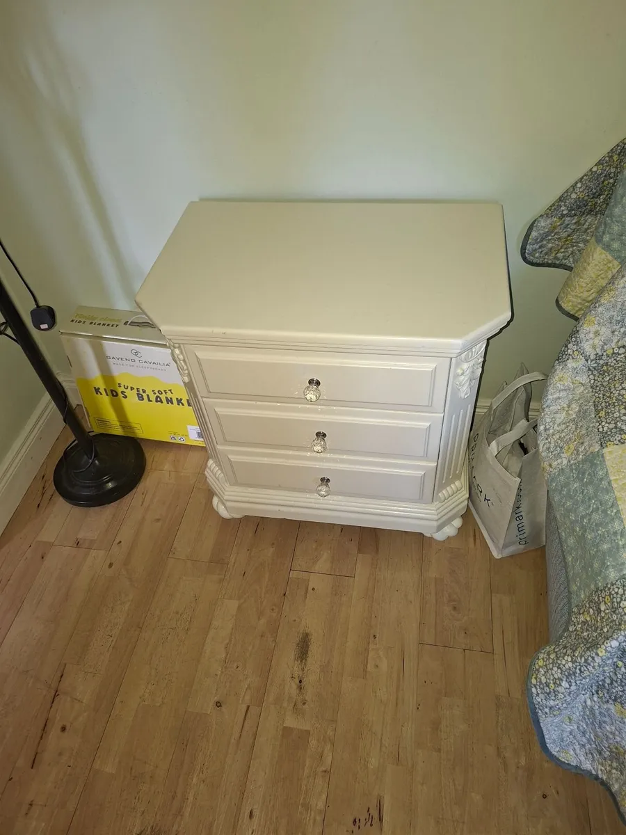 Bedroom locker - Image 2