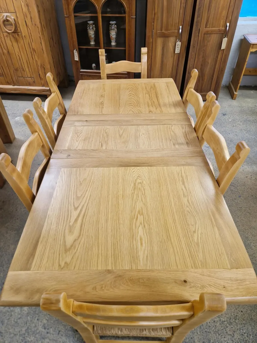 Extendable oak table, 6 ladder back oak chairs - Image 3