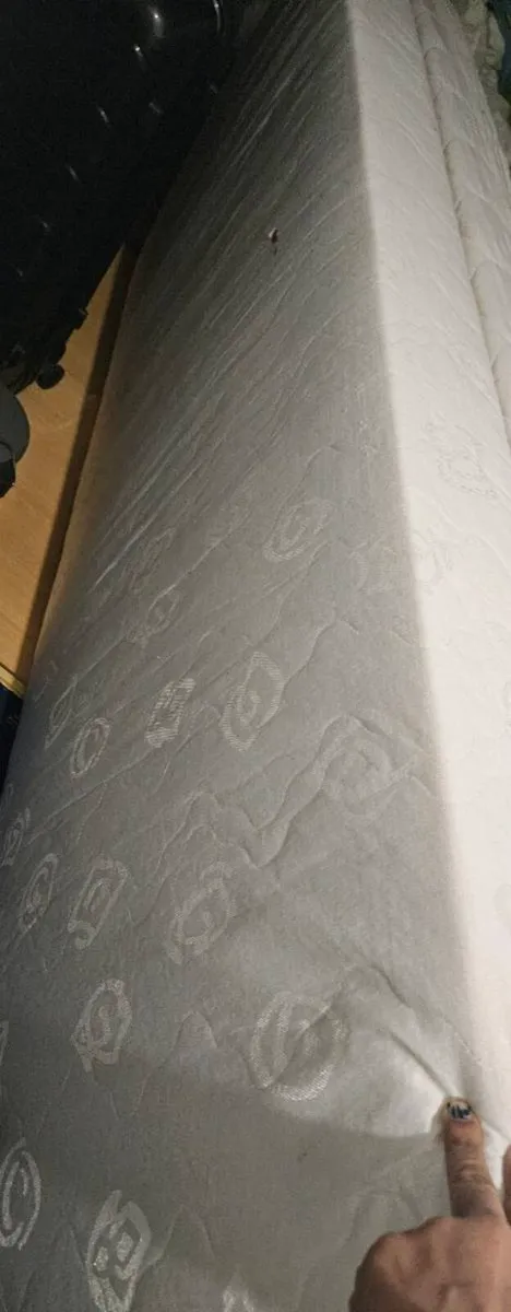 2 single mattresses - Image 1