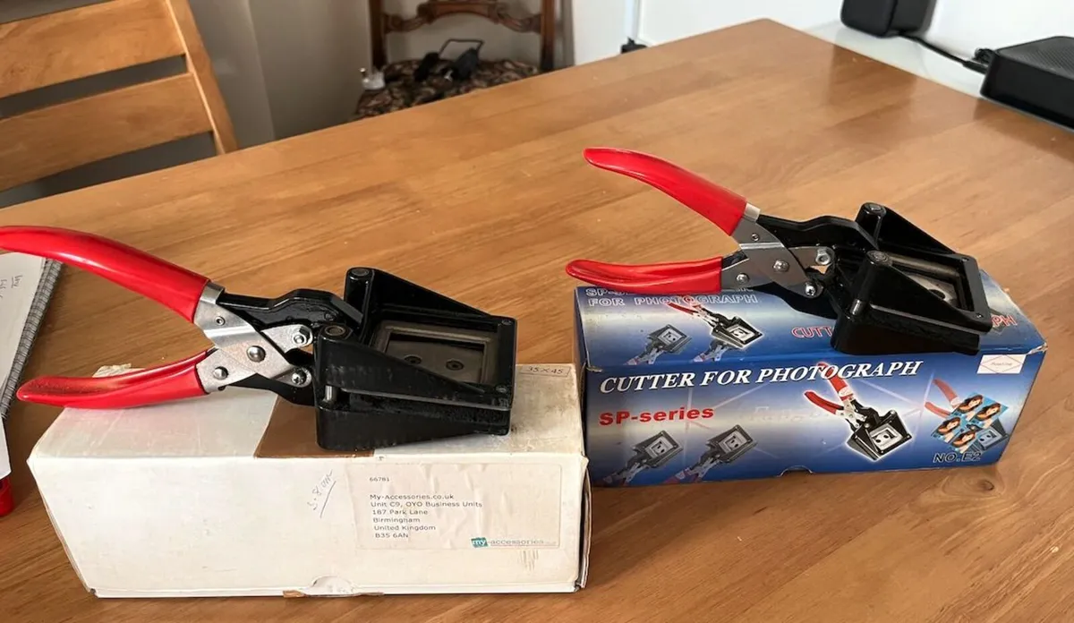 2 Photo Keyring Cutters 32x40 & 35x45mm, Boxed