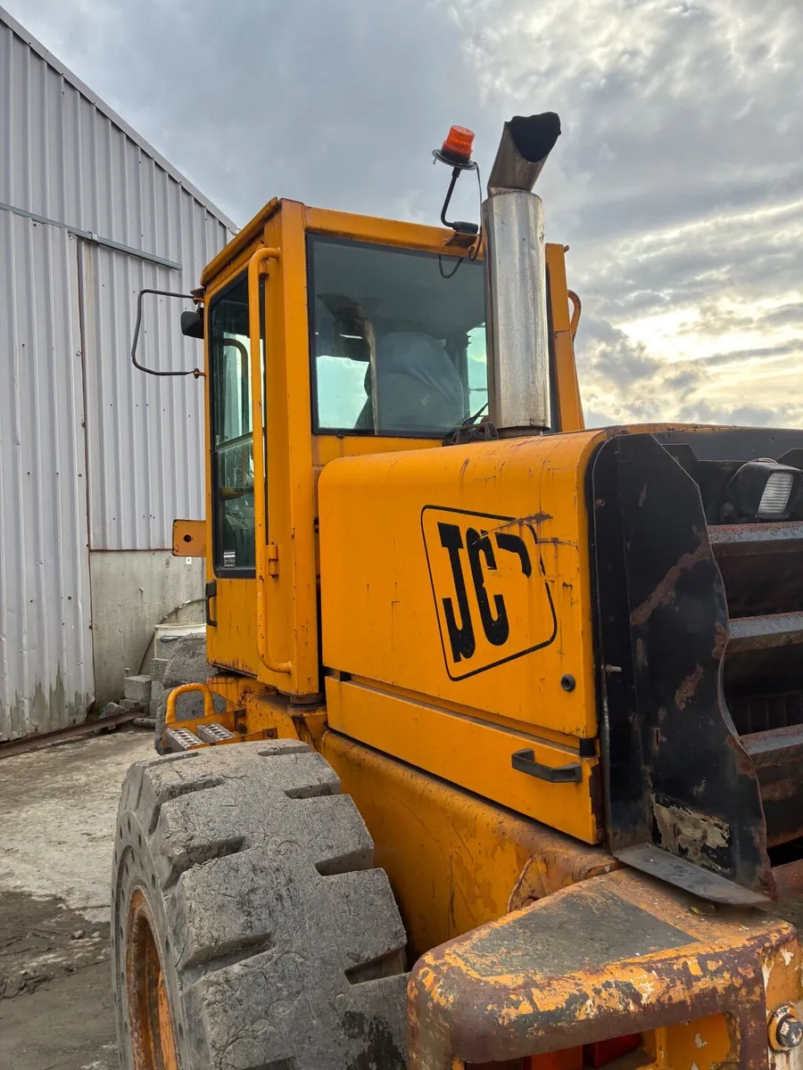 Loading shovel - Image 1