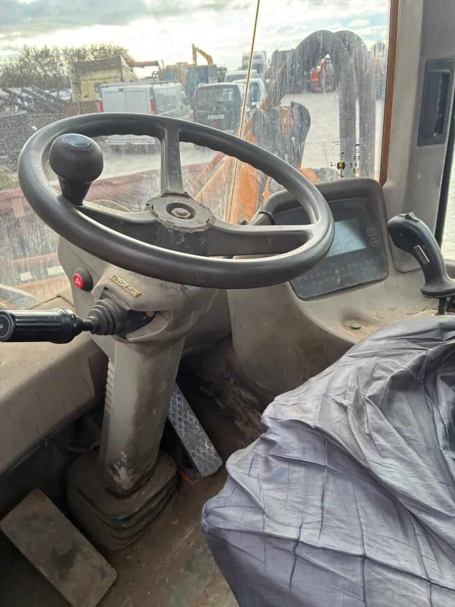 Loading shovel - Image 2