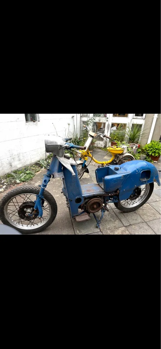 Vintage Moto Guzzi Galletto - Image 2