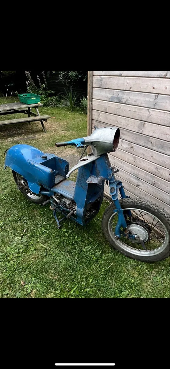 Vintage Moto Guzzi Galletto - Image 3