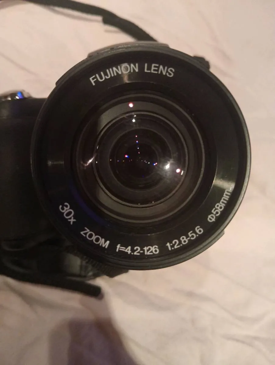 Fujifilm FinePix HS10 digital camera - Image 3