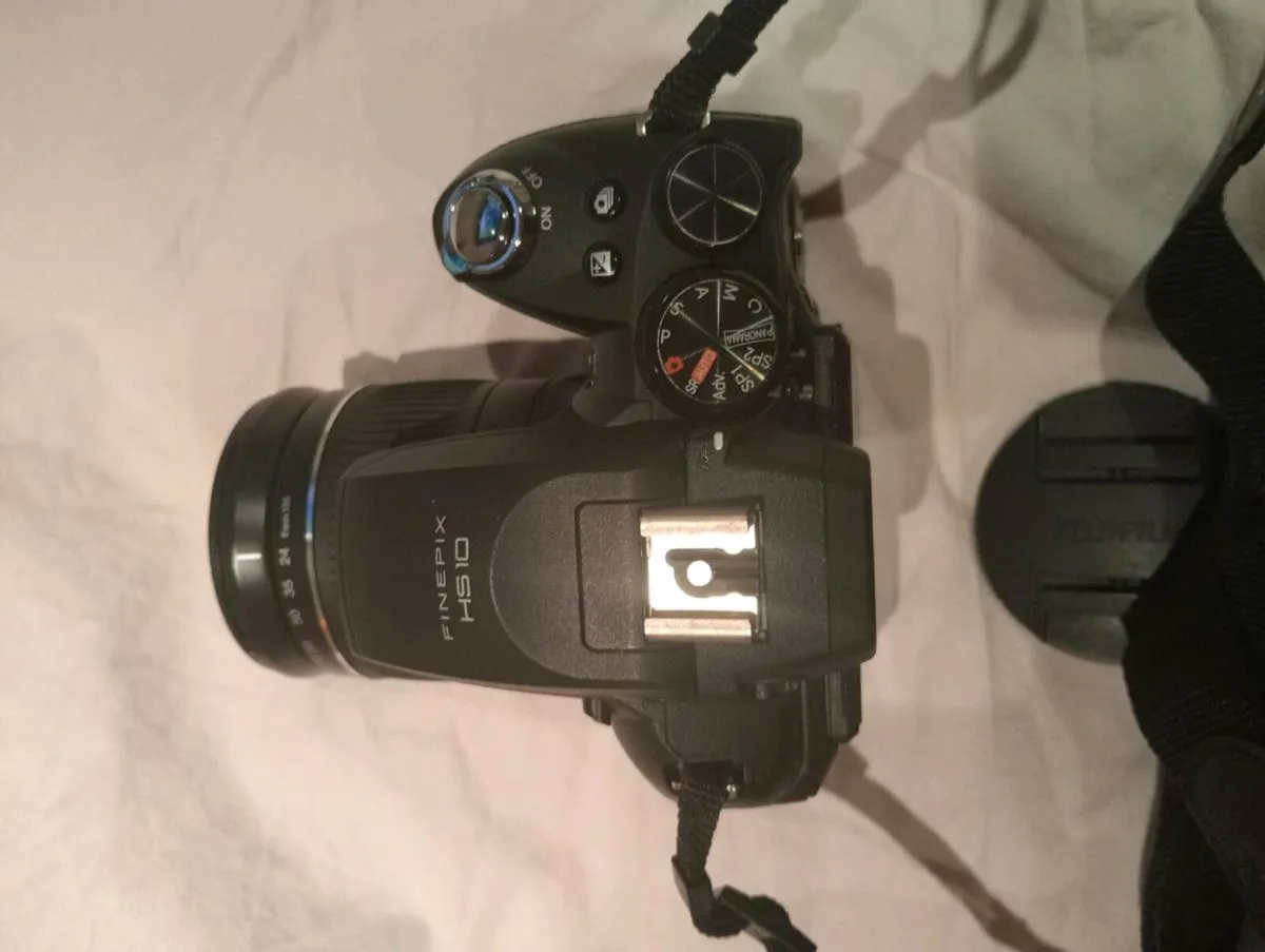 Fujifilm FinePix HS10 digital camera - Image 4
